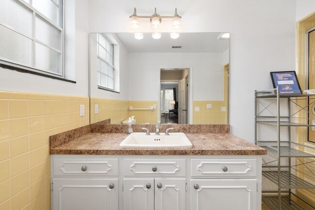 Building Photo - 2222 W University Ave