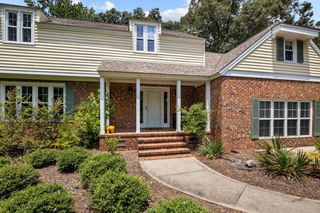 Building Photo - 327 Plantation Dr