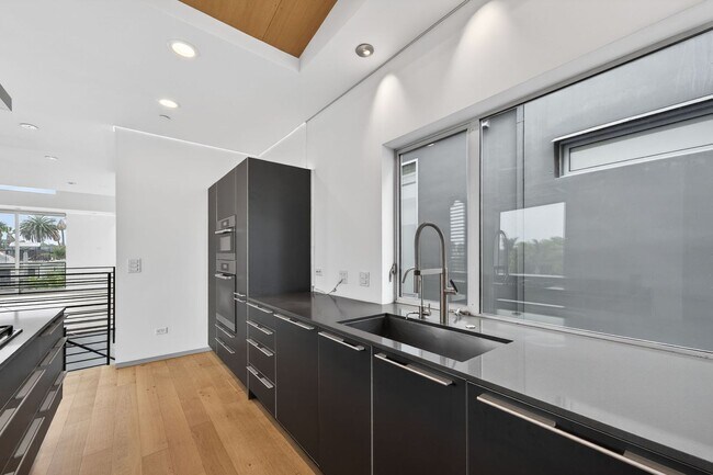 Building Photo - Discover this striking 3 bedroom apartment for rent in Venice, offering 4 bathrooms, contemporary...