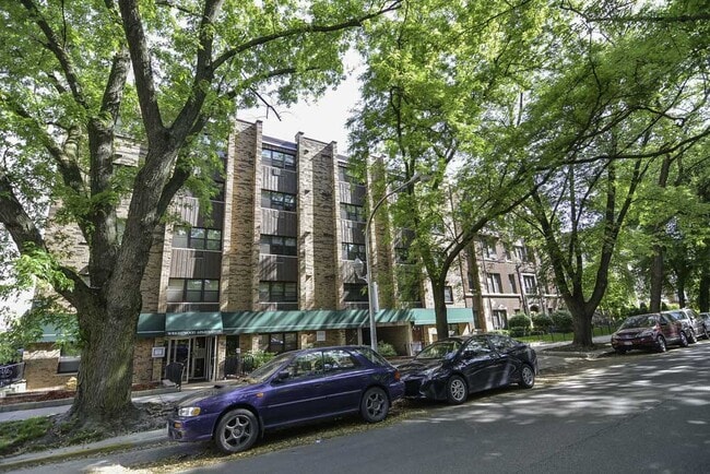 Building Photo - 675 W Wrightwood Ave