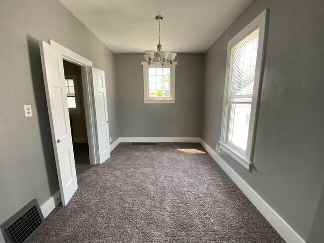 Building Photo - -520/522