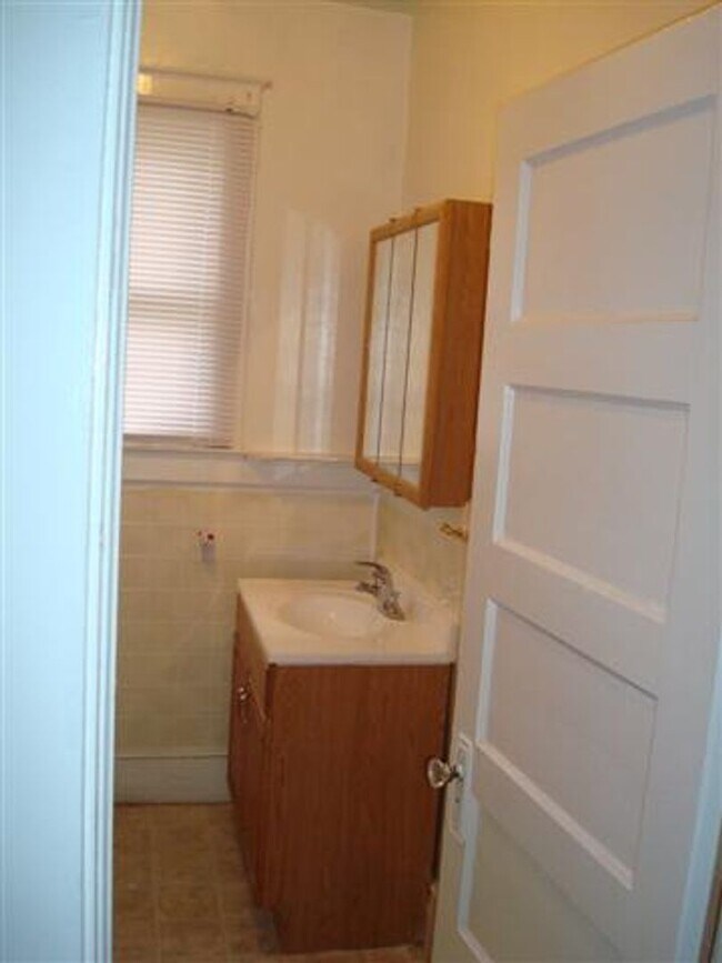 Building Photo - Charming Rental Property with Modern Upgrades and Convenient Location!