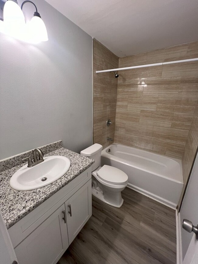 Building Photo - Must See! 1 bedroom, 1 bath apartment on H...