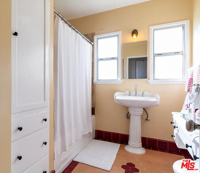 Building Photo - 2431 Walgrove Ave