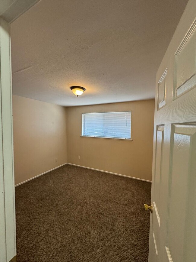 Building Photo - Nice 2 Bedroom 1 Bath Apartment in Sheridan