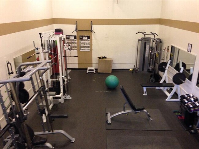 Building Photo - 670 Tennis Club Dr