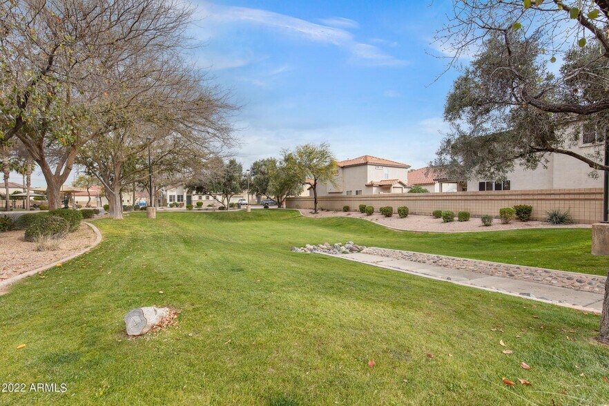 Building Photo - 664 E Mariposa Pl