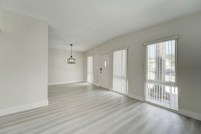 Building Photo - 840 Bradley St
