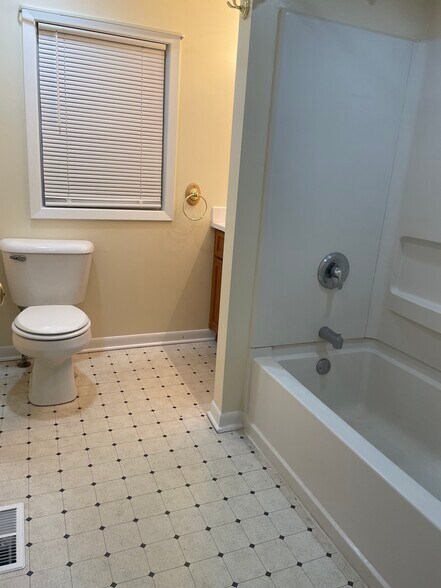 Bathroom - 2907 Austin St