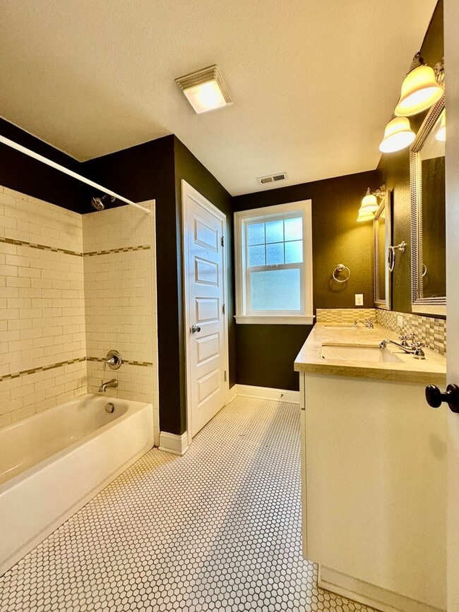 Building Photo - Remodeled Piedmont 3 Bedroom Home with Har...