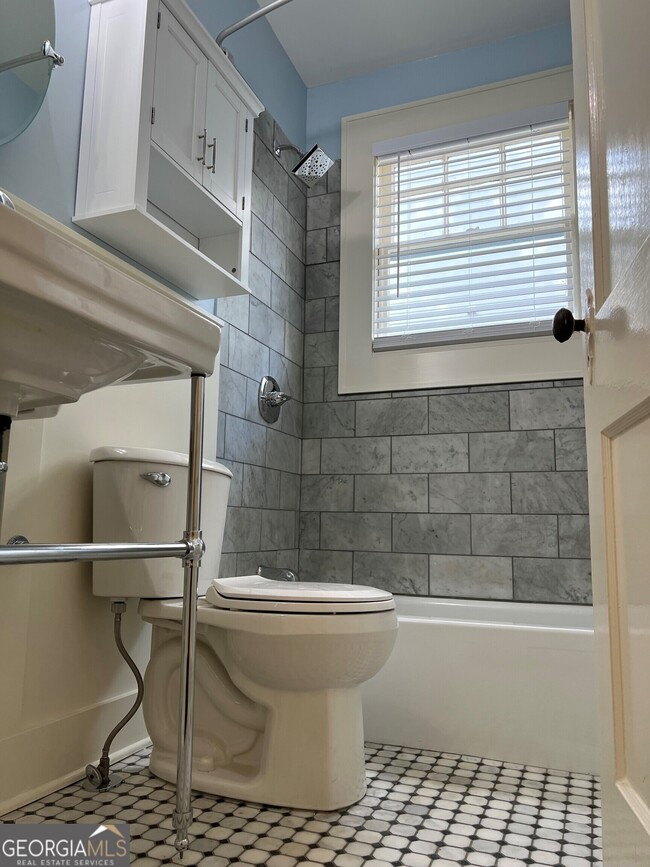 Building Photo - 1565 Walker Ave