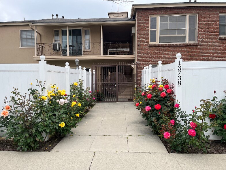 Building Photo - 13744 Burbank Blvd