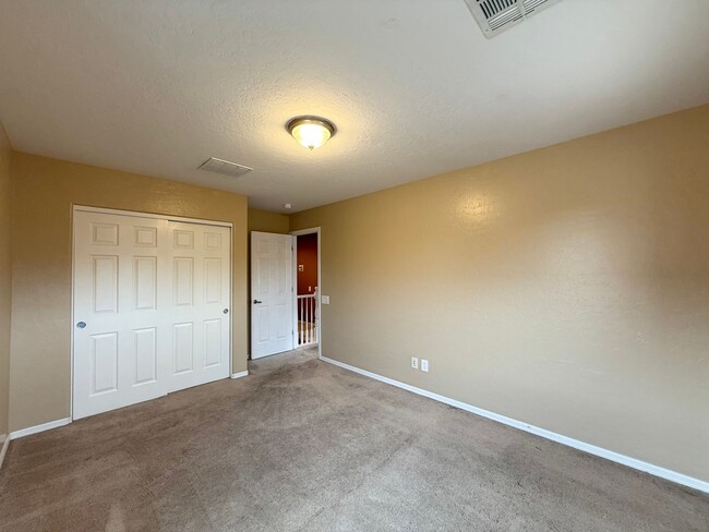 Building Photo - 3/BD 2.5/BA Home in Gated Community with S...