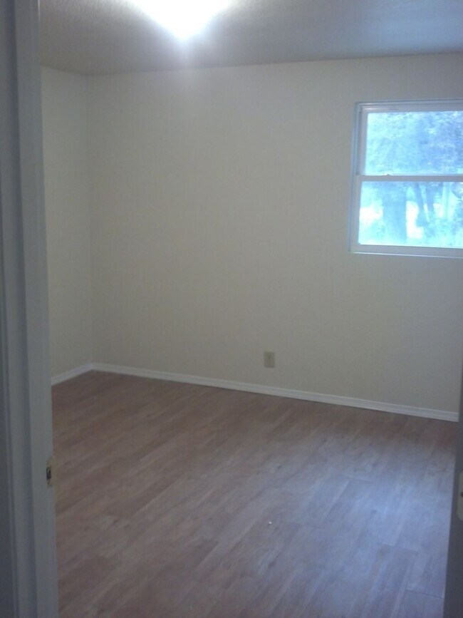 Building Photo - 109nst