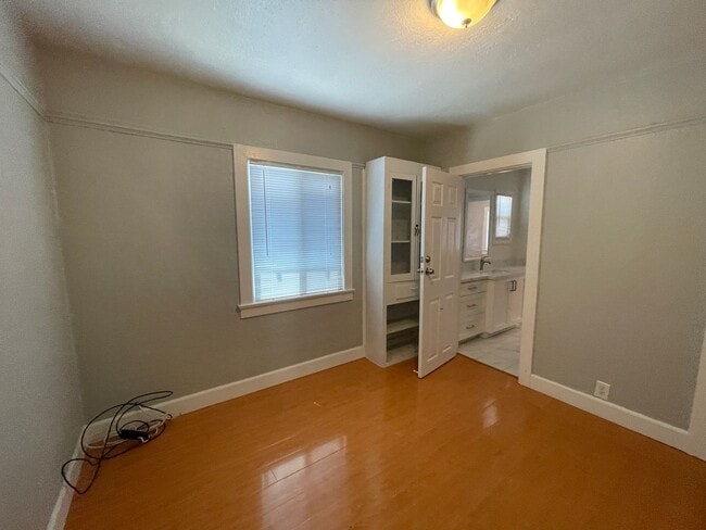Building Photo - Gorgeous 2-bedroom house for rent! 1-Month...