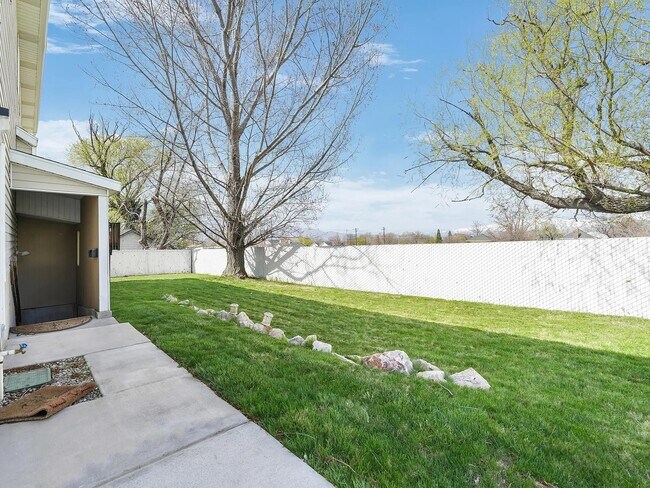 Building Photo - 649 E Cedar Holw Rd