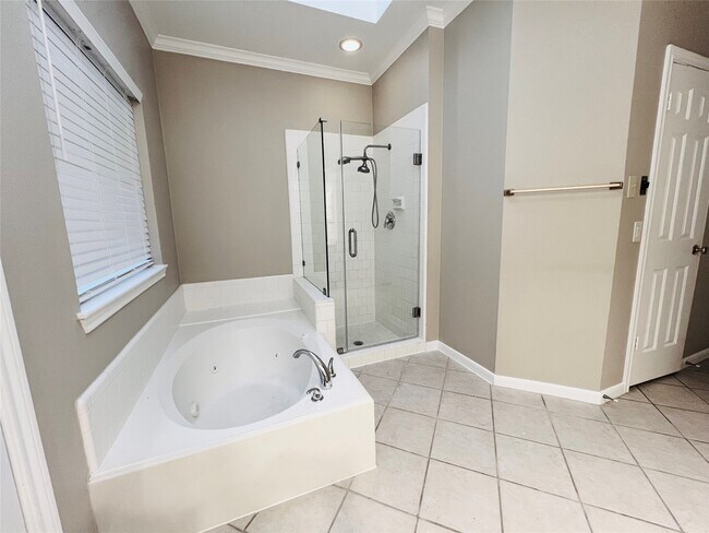 Building Photo - 15118 Greenleaf Ln