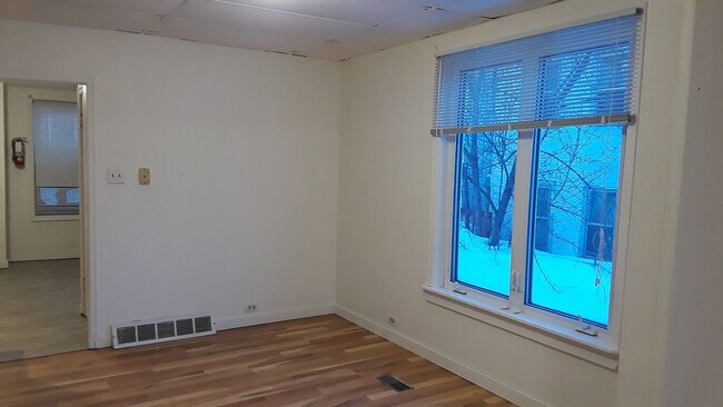 Building Photo - AVAILABLE JULY - 3 BED 1 BATH