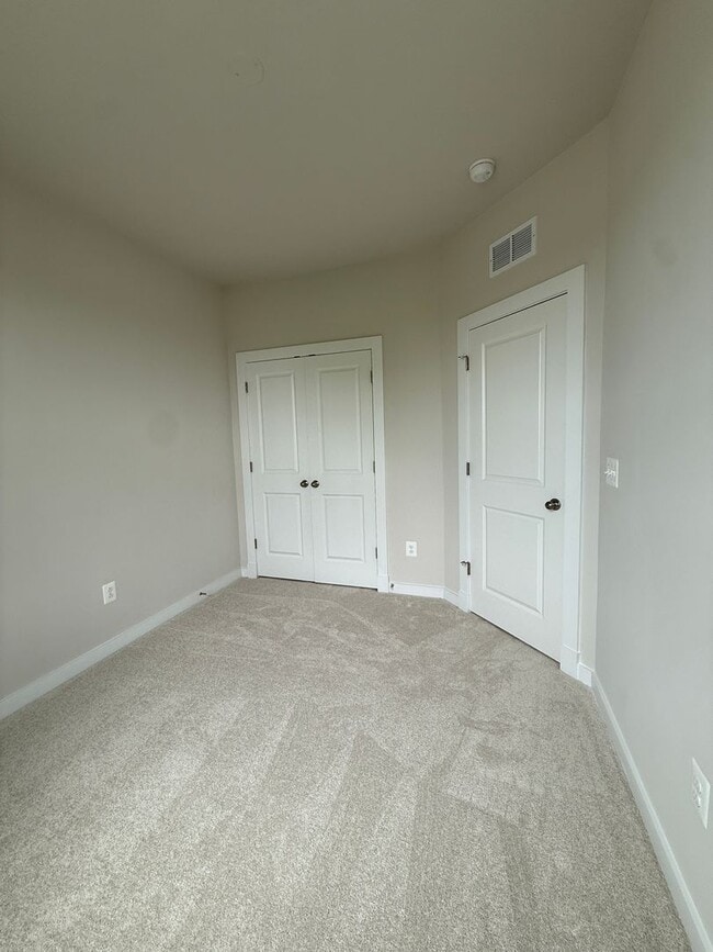 Building Photo - NEW Construction - 3 Bed Townhome in the City!