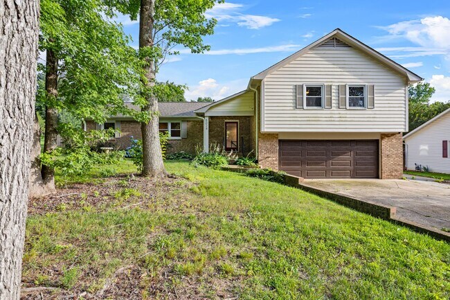 Building Photo - Spacious 4-Bedroom Home with Fenced Yard in Hampton Woods