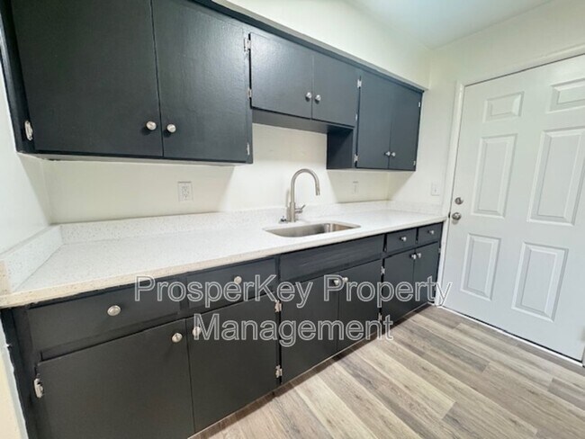 Building Photo - 4794 Gardiner Dr