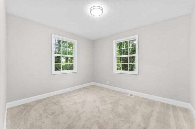 Building Photo - Freshly Renovated 2 Bed, 1 Bath – Prime Location Near Downtown Knoxville!