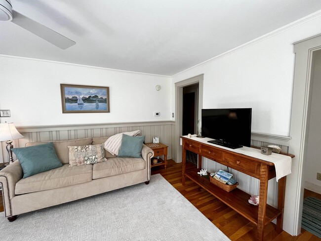 Building Photo - 15 Manor Dr