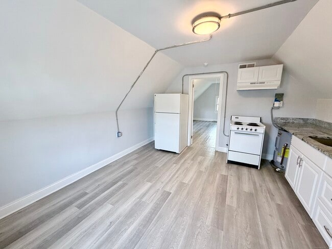 Building Photo - 35 Hillside Ave