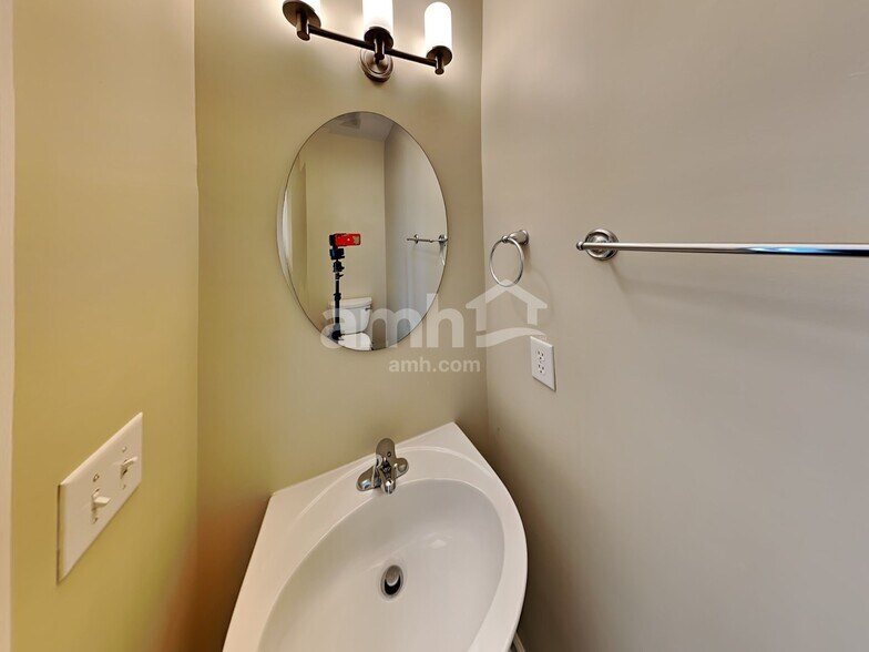 Building Photo - 7145 Riverfront Dr