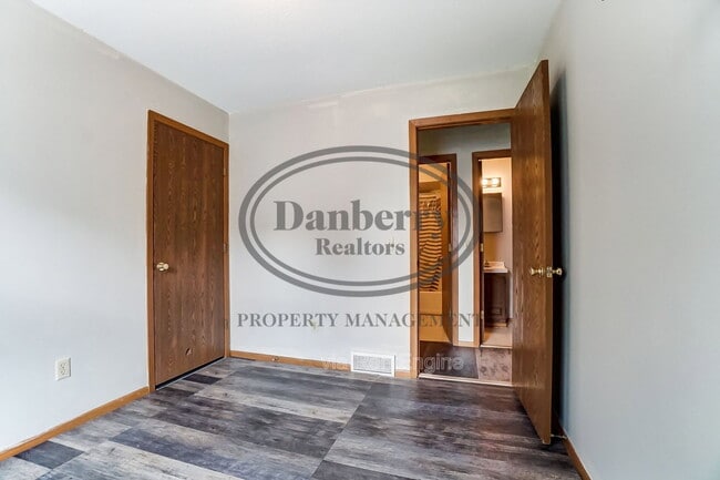 Building Photo - 3164 Kylemore Rd