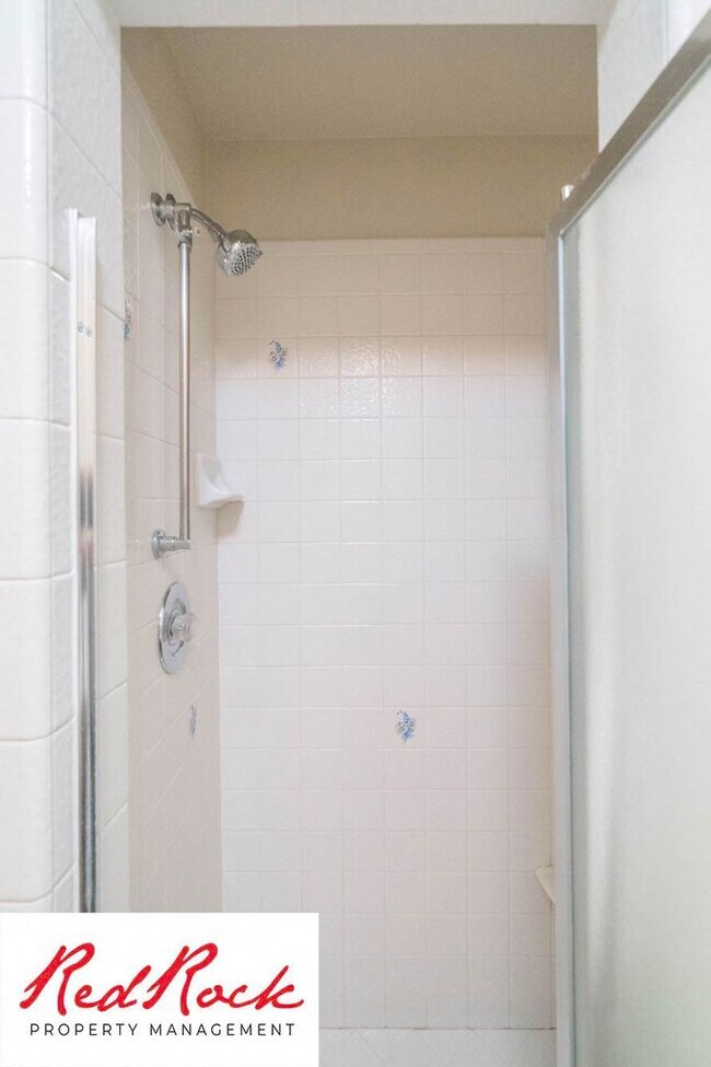 Building Photo - 3 Bedroom End Unit Home in Downtown St. Ge...