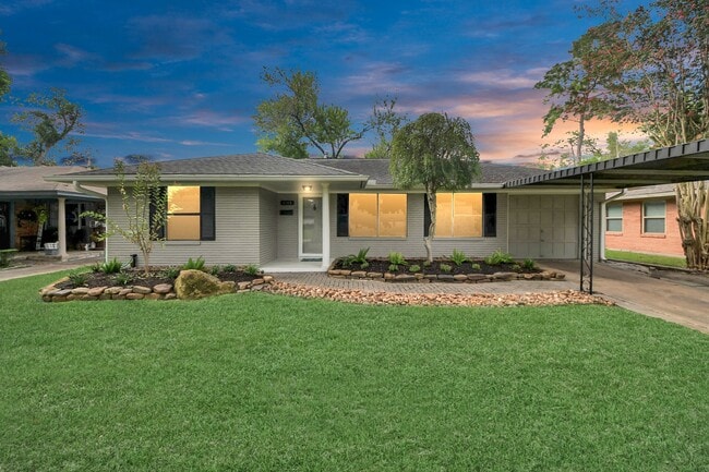 Primary Photo - 2215 Gardenia Dr