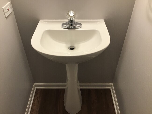 Building Photo - 1559 Parkside Dr