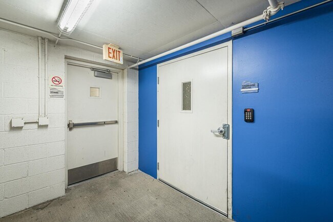 Building Photo - 945 E Playa Del Norte Dr