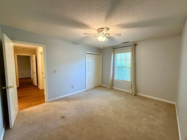 Building Photo - Fabulous Home Near Alice Drive!