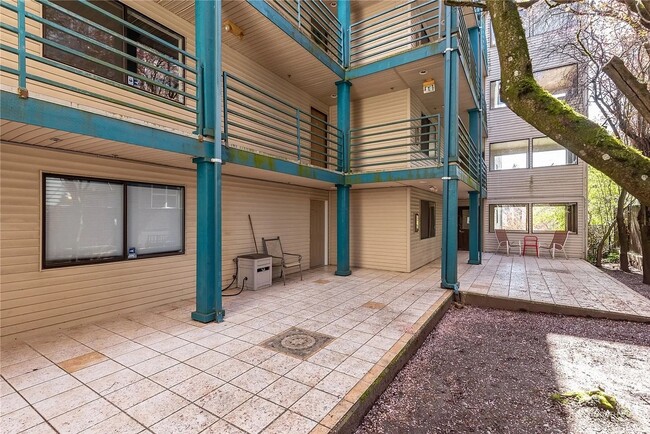 Building Photo - WS Condo Remodeled! 2BR/1.75BA w/ garage p...