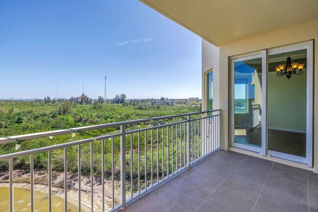 Building Photo - WATER VIEW CONDO 2/2 #714