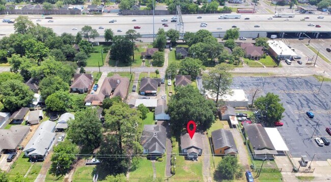 Building Photo - 806 Caplin St