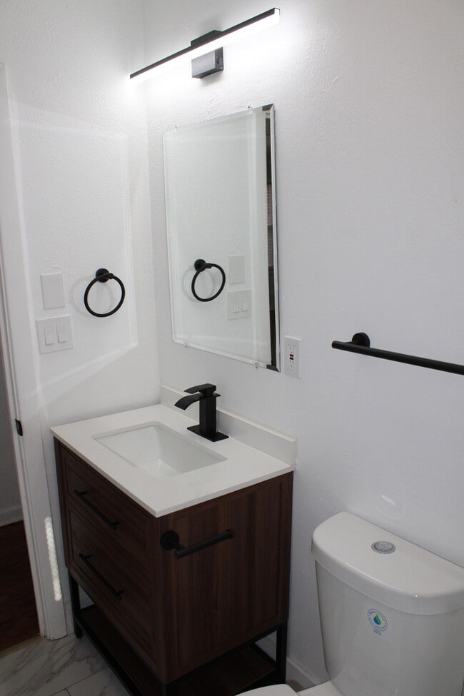 Building Photo - Cozy 2-bedroom, 1-bath home with vanity located in Independence, MO