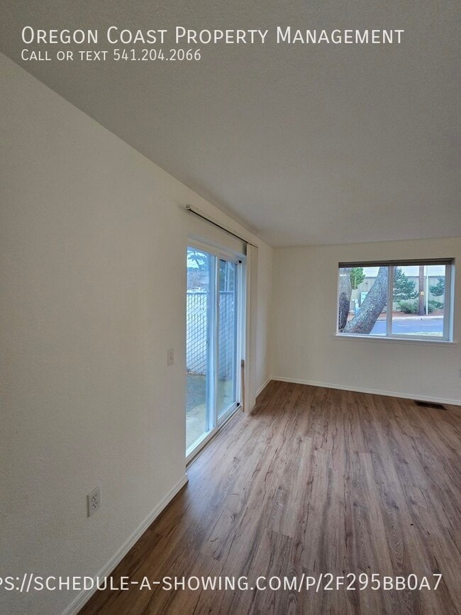 Building Photo - 1135 SE Oar Ave