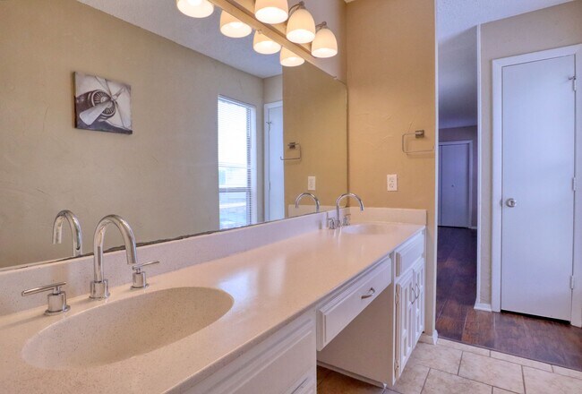 Building Photo - 413 Lakeway Dr