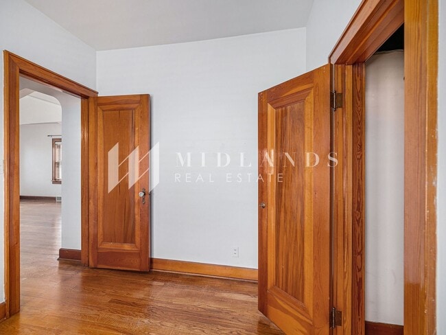 Building Photo - Vintage Charm in Little Italy