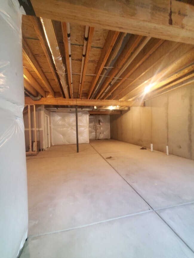 Building Photo - Updated and Very Spacious 3 Bedroom Townho...
