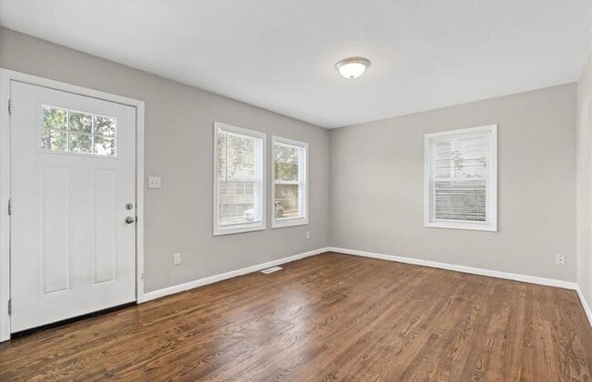 Building Photo - 2 bed one bath very nice house