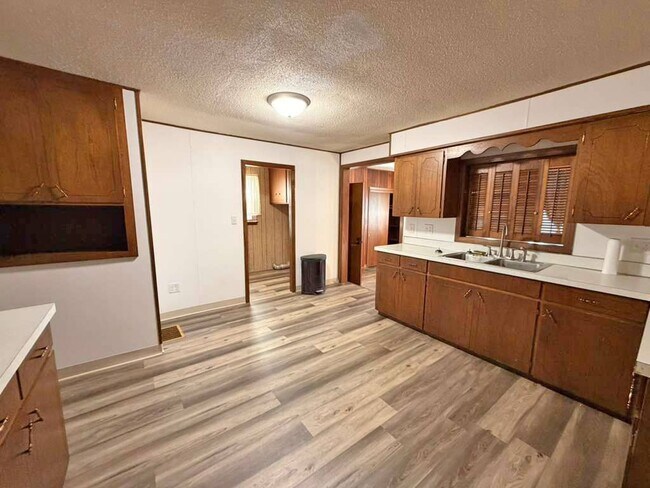Building Photo - 2130 S Riverside Dr