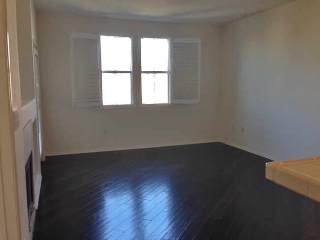Building Photo - GORGEOUS TOP FLR CONDO BY CENTRAL PARK w/LAUNDRY+PATIO+2 CAR Parking