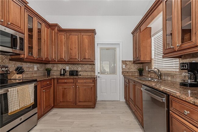 Building Photo - 216 SE 9th St