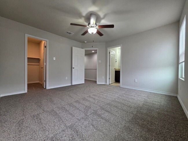 Building Photo - Town home for rent