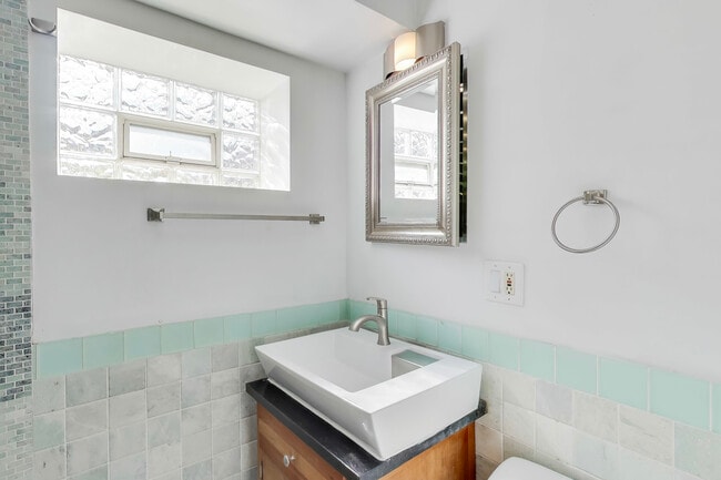 Building Photo - 1532 N Greenview Ave