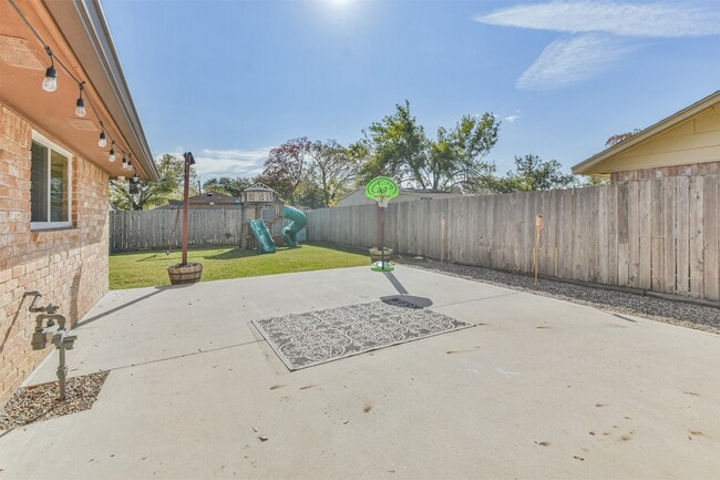 Building Photo - 7623 Yellow Pine Dr